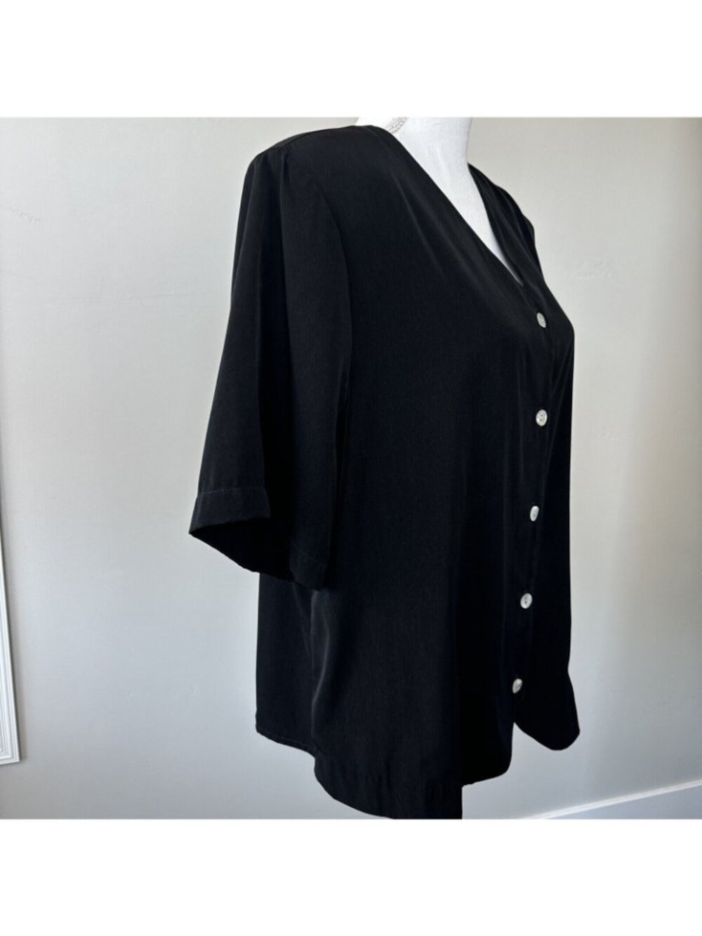 Notations Womens Black Button-Down Short-Sleeve Blouse Size 18 V-Neck Light - Picture 9 of 12
